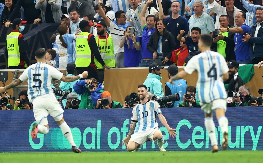 Messi celebrates the goal to raise the score to 3-2