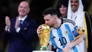 Lionel Messi kisses the World Cup 2022 golden trophy