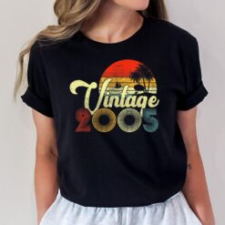 17th Birthday Gift Boys Girls Vintage 2005 17 Year Old Retro T-Shirt